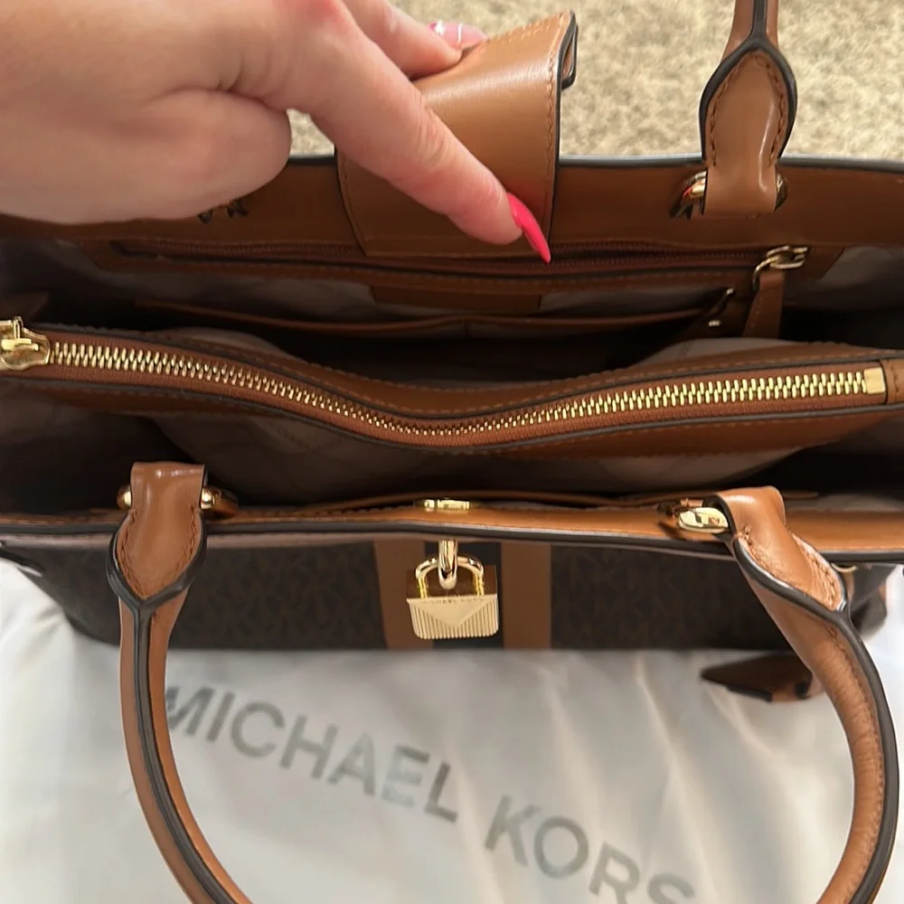 MK Michael Kors barely used arm/shoulder bag brown with gold hardware - Picture 5 of 8